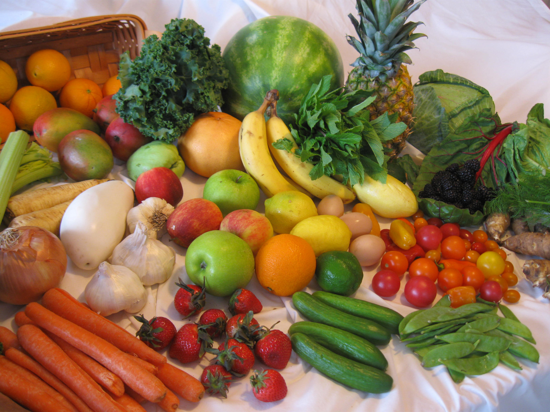 Есть сырые овощи и фрукты. Овощи и фрукты. Свежие овощи. Свежие овощи и фрукты. Плоды и овощи.